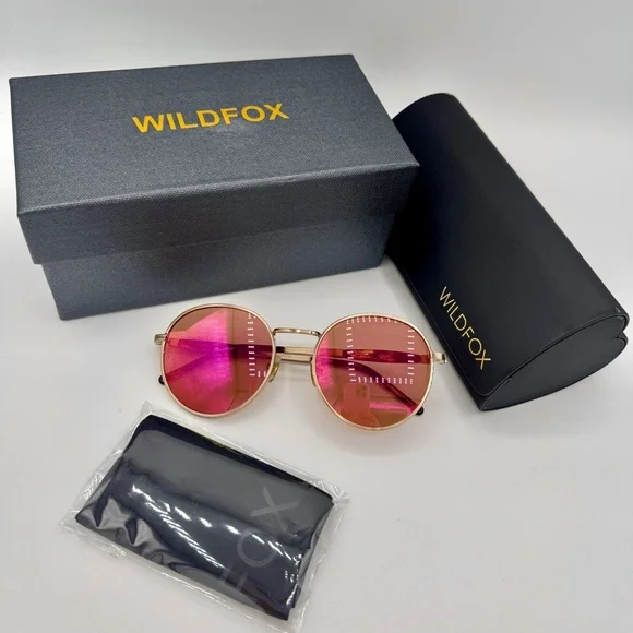 NWT Wildfox Dakota Deluxe Sunglasses Classic Round Gold NEW with case and cloth